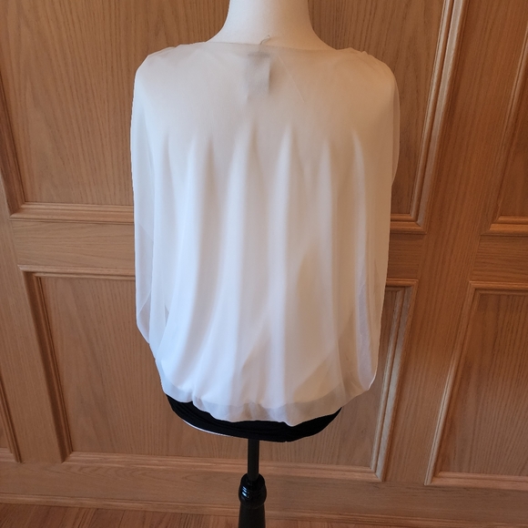 Sleeveless Blouse - Picture 2 of 5
